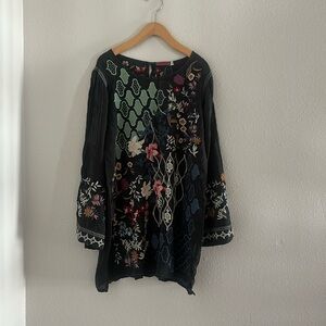 BNWT Johnny Was Esmerelda Boho Floral Embroidered Tunic Top, Iron Steel